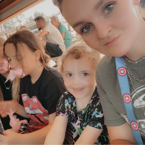 My name is Devyn, I’m a mother of 4!! 💕 - Picture 9 of 14